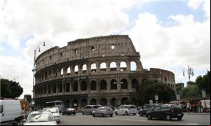 A avenida Fori Imperiali tomada por carros, quando