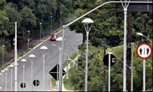 A Avenida Fredolin Wolf ganhou novo asfalto e post