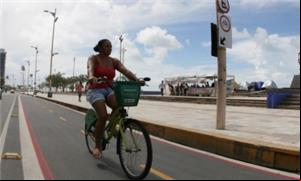 A ciclofaixa que está sendo sinalizada ao longo da