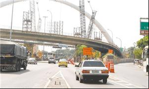 A instalação do arco do viaduto do BRT Transcarioc