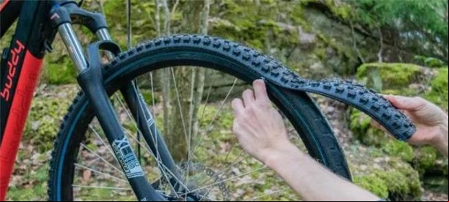 Abra o zíper, e troque o pneu da bike com facilida