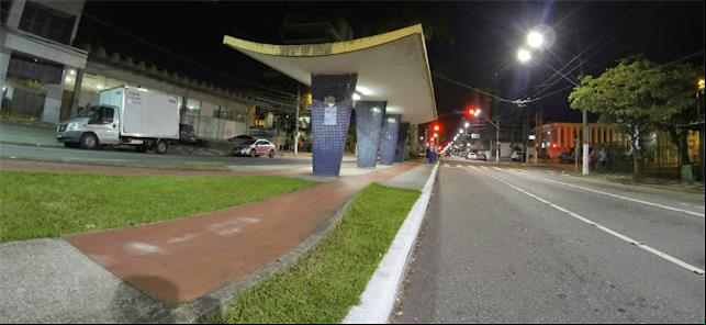 Abrigo em linhas modernistas na Avenida Ana Costa,