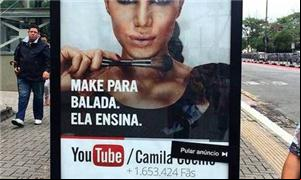 Adesivos estão sendo colados em diversos pontos de