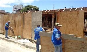 Agentes de fiscalização desobstruindo calçada