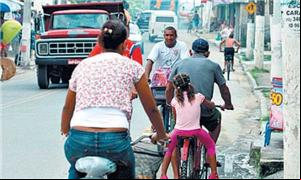 Além de apertada, ciclovia tem pontos de alagament