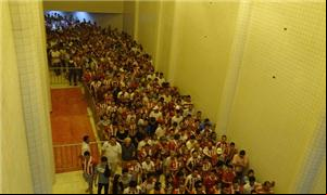 Após jogo, torcedores caminham para a plataforma d