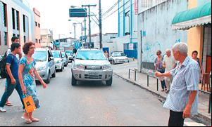 Aposentado faz as vezes de agente de trânsito no B