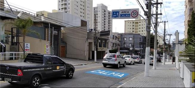 Área Calma em Santana: sinalização no solo e placa