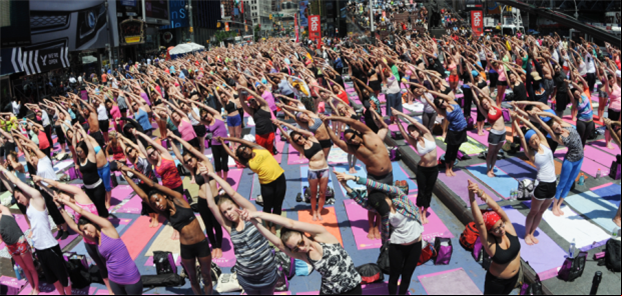 Aula aberta de Yoga em Times Square, NY