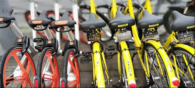 Bicicletas  Ofo e Mobike em calçada de cidade chin