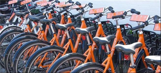 Bicicletas compartilhadas em cidade europeia