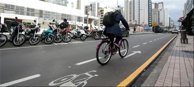 Bicicletas usadas pra ir à escola ou ao trabalho e