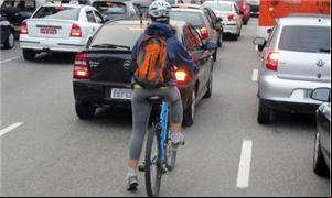 Bike no trânsito de SP: falta estrutura cicloviári