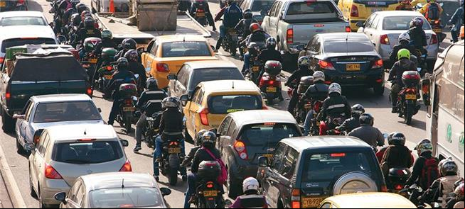 Bogotá: motocicletas trafegam por corredor entre c