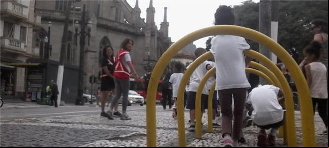Bonde a pé pela cidade, onde tudo pode virar brinq