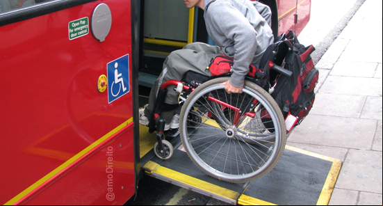 Cadeirante embarca em ônibus adaptado em São Paulo