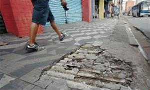 Calçada danificada é obstáculo para pedestres