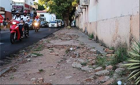 Calçada em delegacia de polícia, centro de Teresin
