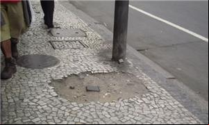 Calçada irregular no Rio de Janeiro