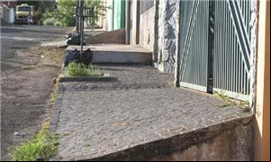 Calçada na rua Professor Ciro de Castro Almeida, n