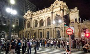 Caminhada noturna reúne mais de 300 pessoas
