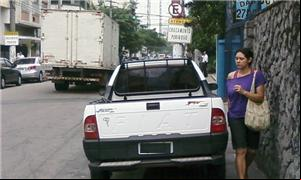 Carro estacionado em calçada