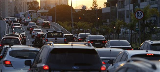Carro, poluição, trânsito... a equação que deu err