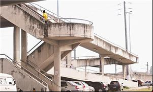 Carros estacionados de forma improvisada na Estaçã