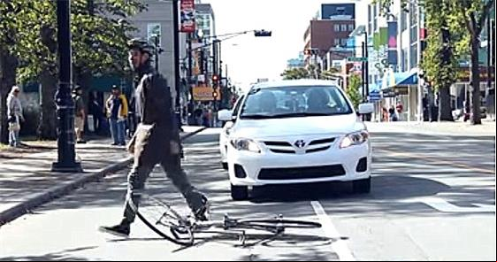 Carros invadem ciclovias. E não é só aqui no Brasi