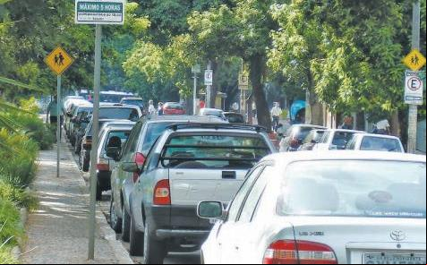 Carros parados tiram espaço de uso da população de