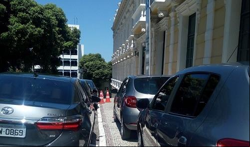 Carros sobre a calçada no Palácio Anchieta, sede d