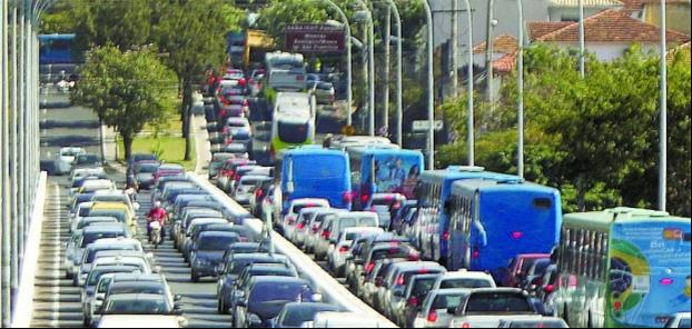 Carros usam 78% das vias e transportam 33% da popu