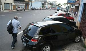 Cena comum em Manaus: carros estacionados em cima
