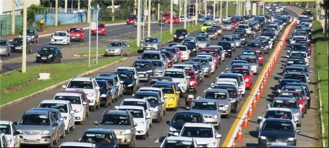 Cena diária nas avenidas de Brasília: sem espaço p