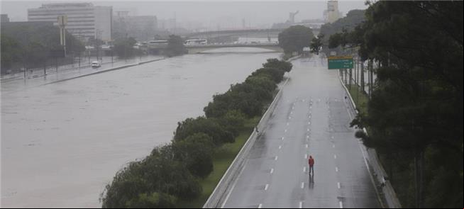 Cheia invade Marginais do rio Tietê, em São Paulo