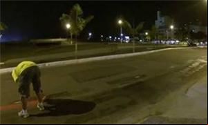 Cicilista pintam ciclofaixa por conta própria