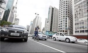 Ciclista anda entre carros na av. Paulista, no cen