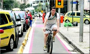 Ciclista pedala na ciclovia da Av. Graça Aranha, n