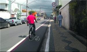Ciclista utiliza a ciclofaixa na Rua 2, no Centro