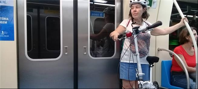 Ciclista viaja com sua bicicleta em trem do Metrô