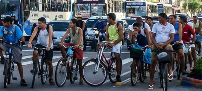 Ciclistas aguardam abertura de semáforo em Belém