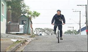 Ciclistas andam dividindo espaço com carros e ônib