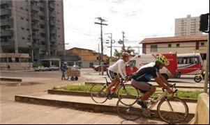 Ciclistas aproveitam para pedalar em corredor para