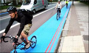 Ciclistas atravessam ciclovia em Londres
