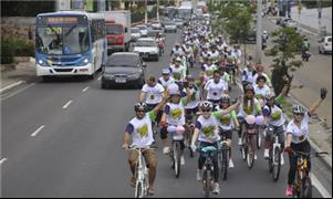 Ciclistas de Manaus realizam ação para motoristas