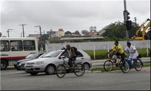 Ciclistas e carros