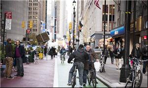 Ciclistas em faixa exclusiva no Brooklin; em Nova