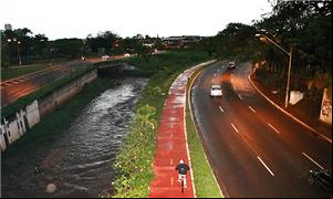 Ciclistas pedalam na ciclovia da via Norte em Ribe