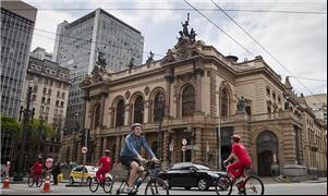 Ciclistas pedalam pela ciclofaixa no centro