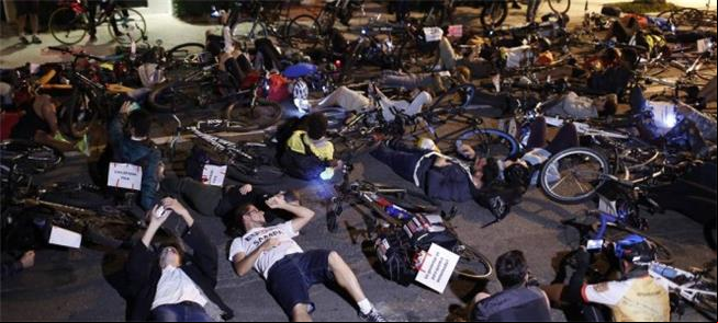 Ciclistas protestam frente à casa de Dória, no Jar